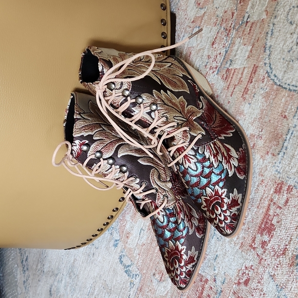 Fabulous NWOT Floral Tapestry Lace Up Cowgirl Western Boho Ankle Boots 👢 🤎💙 - Picture 16 of 16